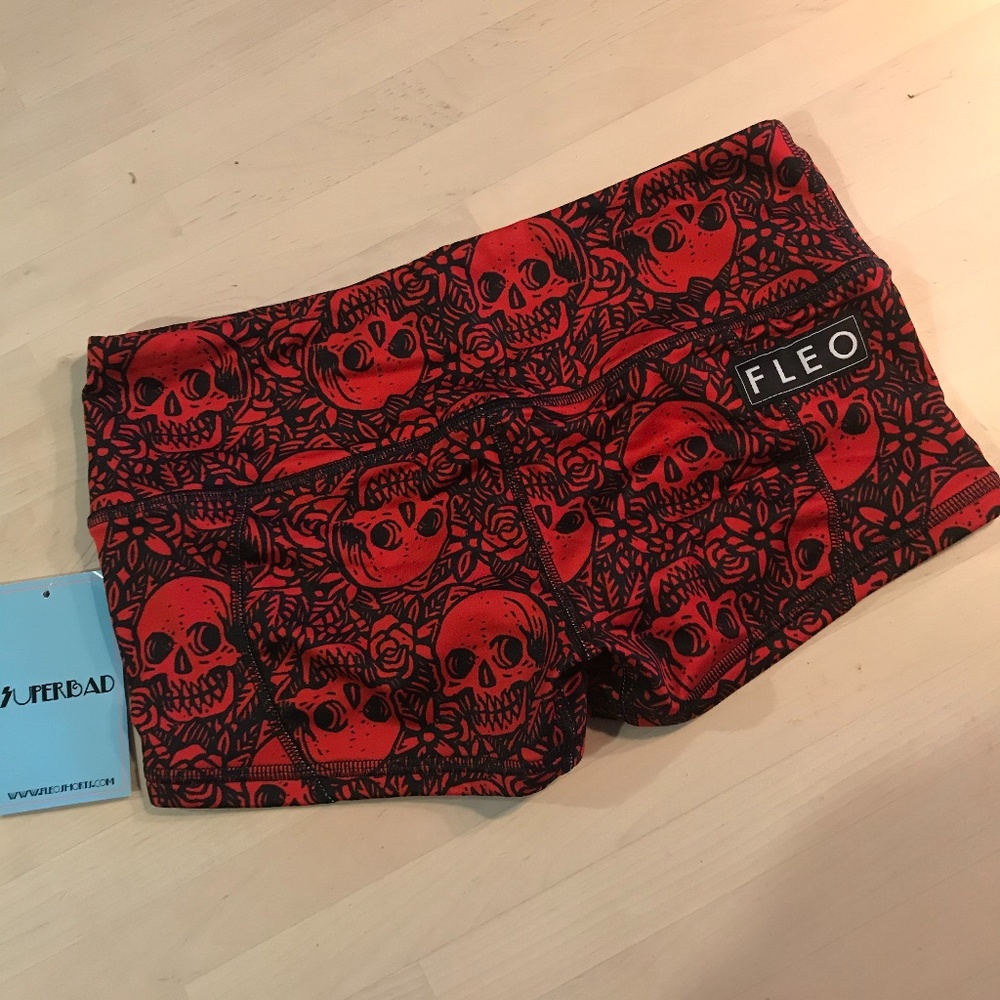 NWT FLEO small. Low rise contour SKULLS